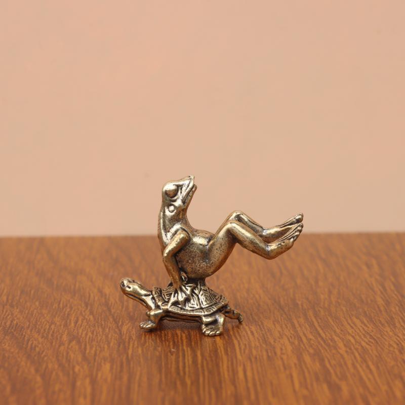 Brass Frog Riding Turtle Figurine Exquisite Retro Brass Craft Unique Accent Piece for Home Office Desktop Bookshelf Decor