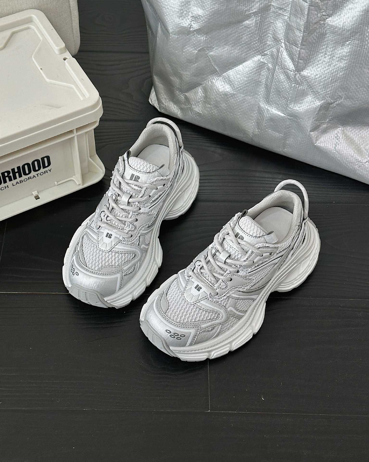 

Сетчатые кроссовки на платформе для женщин, весна 2025, новая кожа, нескользящие, модные, универсальные, дышащие, повседневные спортивные туфли 40 серебряный