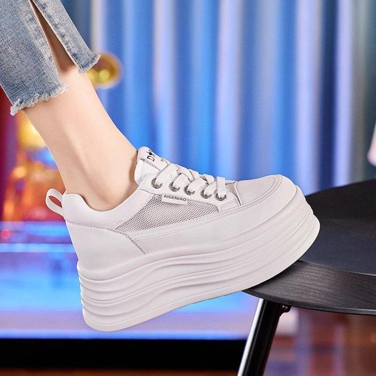 

Маленькие белые туфли высокой стоимости женские универсальные 2025 лето новая легкая обувь на платформе с мягкой подошвой повседневная обувь на толстой подошве увеличивающая рост женская обувь 39