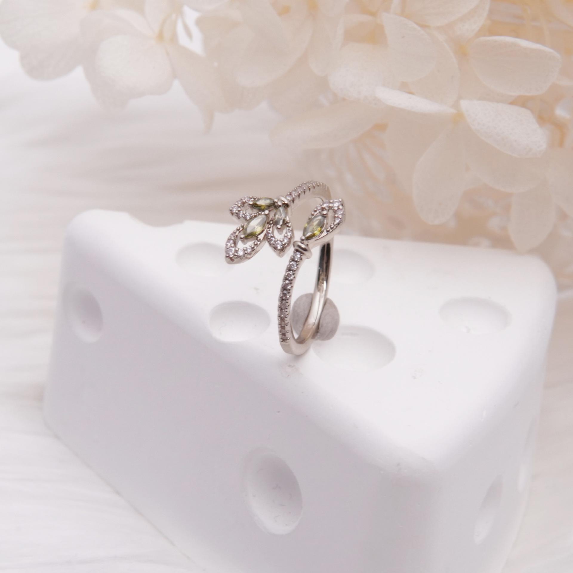 

Регулируемое открытое кольцо с паве из циркония в виде листа Adjustable Open кофейный/золотой