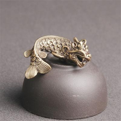 Künstlerischer Schlüsselanhänger mit gravierter 3D-Kupfer-Drachenfisch-Dekoration mit raffinierter Textur für Zuhause