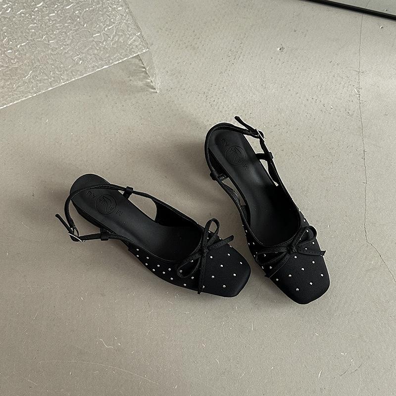 

Baotou Sandals Women s French Rivets Bow Comfortable 2025 Summer Outer Wear Commuter High Heels Coarse Heel Single Shoes 39 чёрный