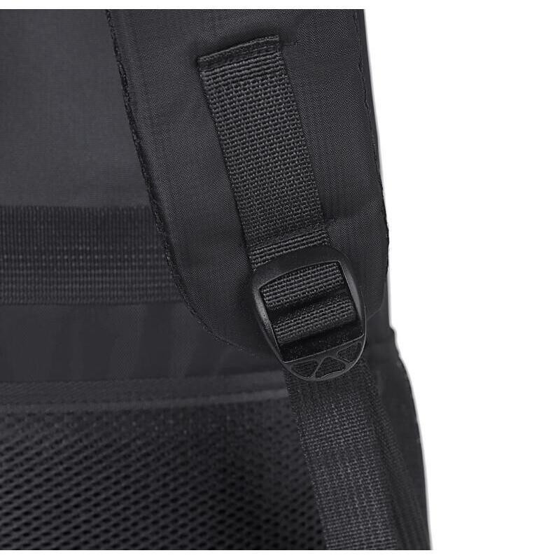 Einfarbiger Rucksack mit mehreren Reißverschlusstaschen und seitlichen Netztaschen, ideal für Schule und Reisen
