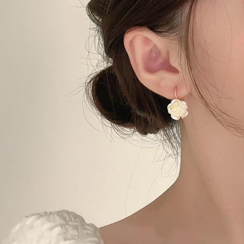 Orecchini pendenti di lusso con fiori di camelia bianca per le donne, eleganti orecchini estivi alla moda coreana, gioielli da festa color oro