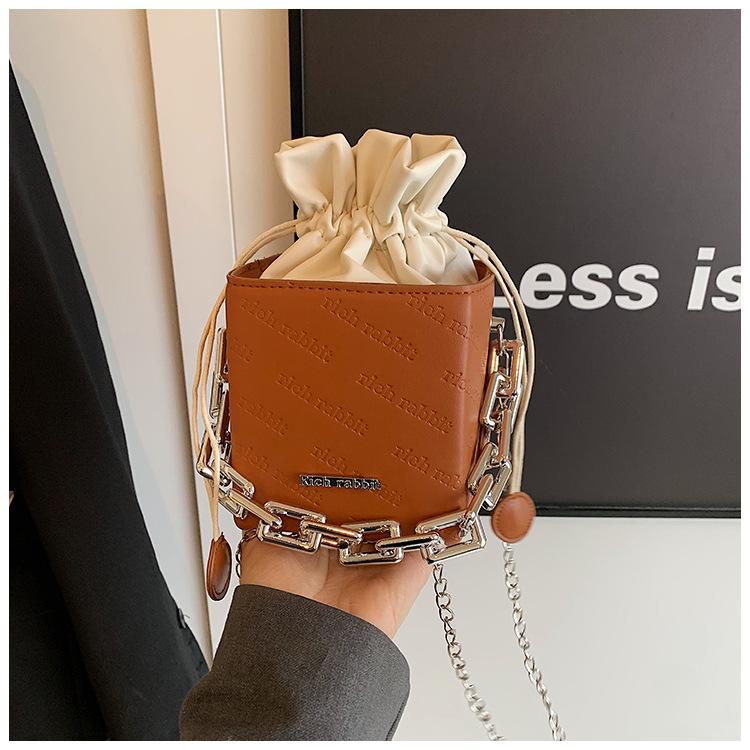 

2024 Шикарная однотонная сумка кроссбоди на цепочке - Летний стиль с кулиской для женщин темно-коричневого