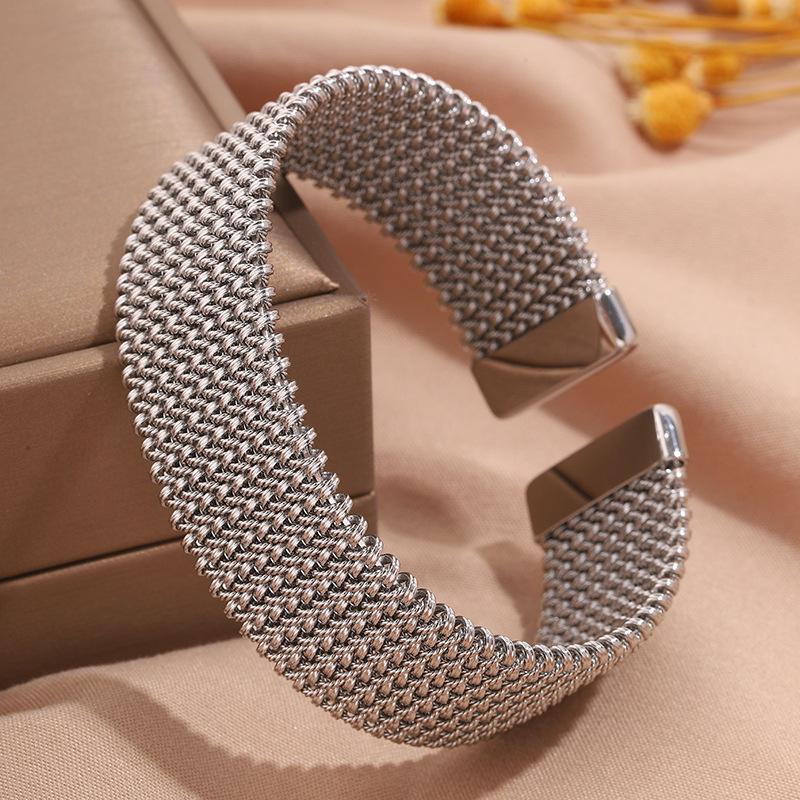 Hot-selling titanium steel bracelet, girls' high-end sense of fashion, popular light luxury in Europe and the United States, Gypsy star love diamond