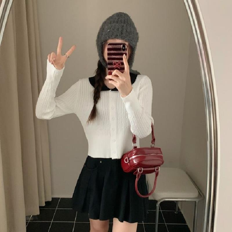 A Short Soft and Sweet Base Layer Top for Women In Early Autumn with A Doll-neck and Twisted Knit Knit