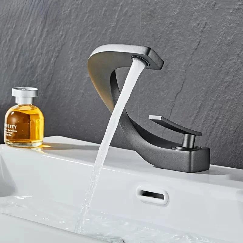 Rubinetto per lavabo da bagno in ottone Acqua calda e fredda Rubinetti per lavabo Creativo Lussuoso Rubinetto per lavabo Montaggio a ponte Torneira Banheiro Vintage