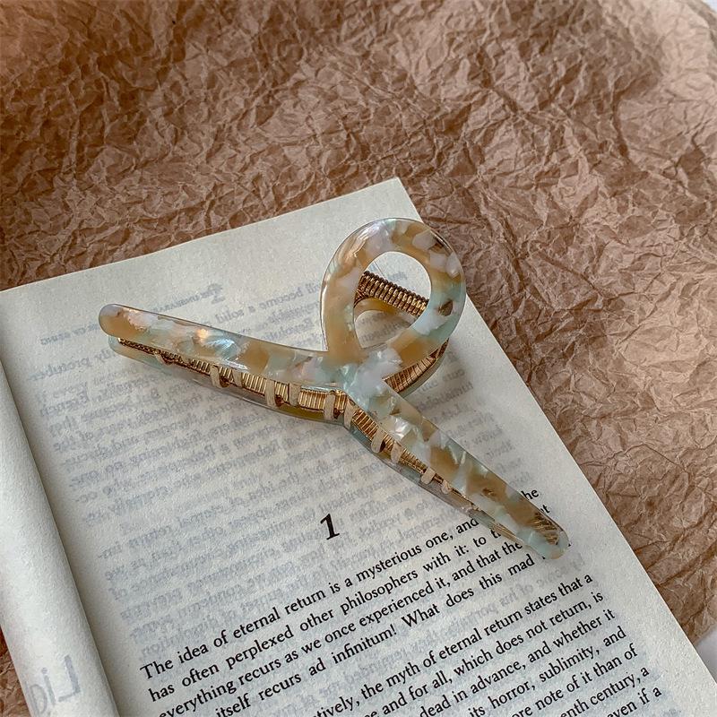 Elegant Oversized Retro Acetate Hairpin: Exquisite Korean Shark Clip for Women