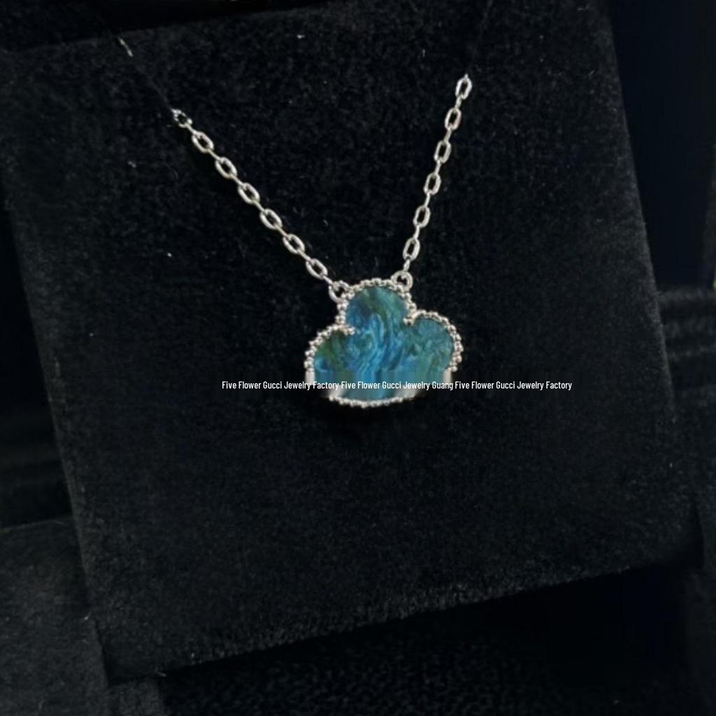 Náhrdelník Van Cleef se čtyřlístkem: Zlatý přívěsek pro ženy s pětilistým designem, bílou perletí, červeným achátem a diamantem.