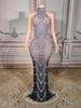 Luxuriöses Neckholder-Abendkleid mit Strasssteinen für weibliche Darstellerinnen