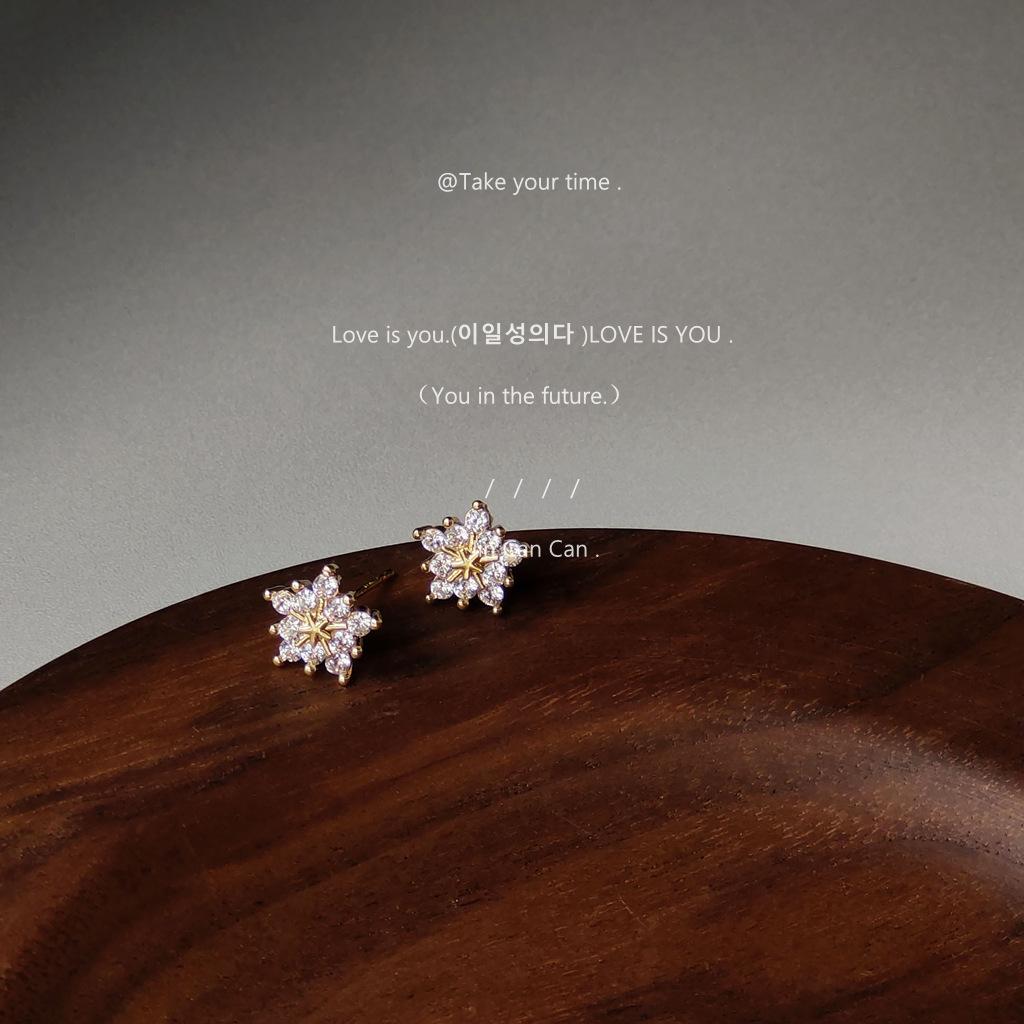

Early Summer Snow bi into the king fried model! Needle-plated snowflake zircon super fairy stud earrings earrings
