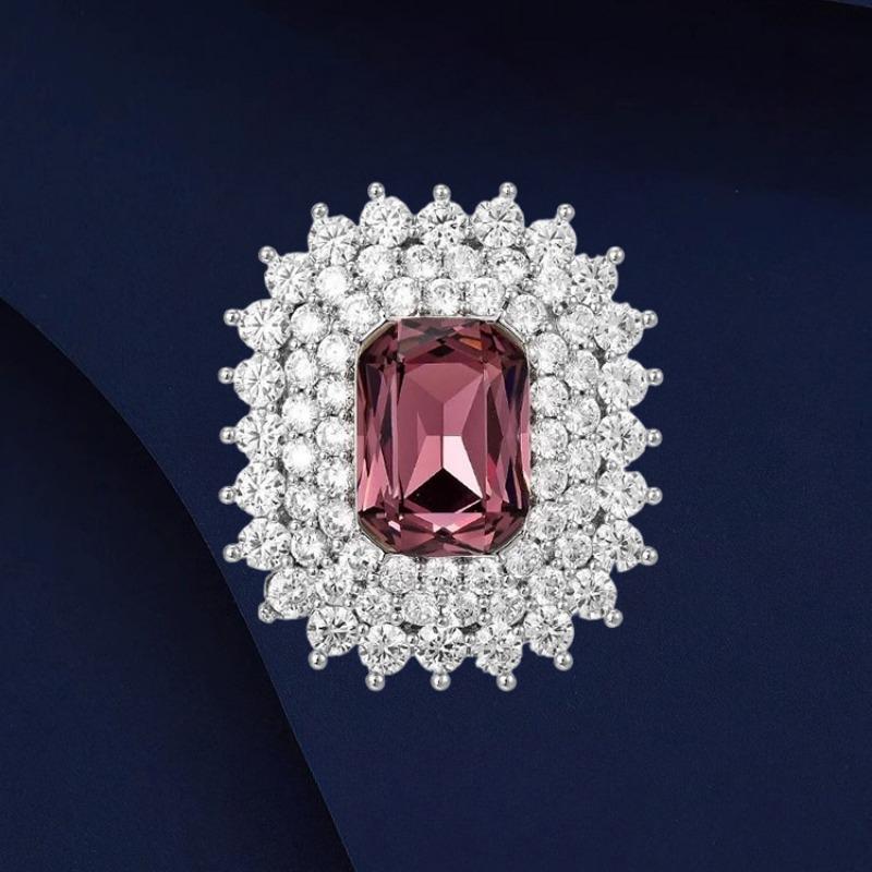 Retro Square Brooch, High-end Feminine Charm, Simple Crystal Corsage, and Niche Design Sense Brooch