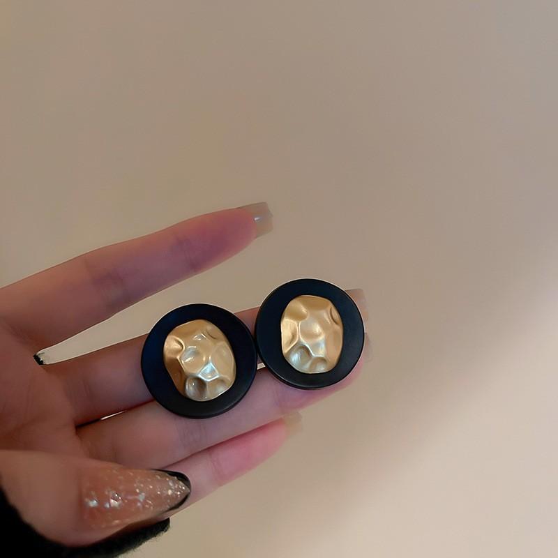 Hollow butterfly earrings, Japanese and Korean dark style simple fashion studs, European and American trend personalized earrings