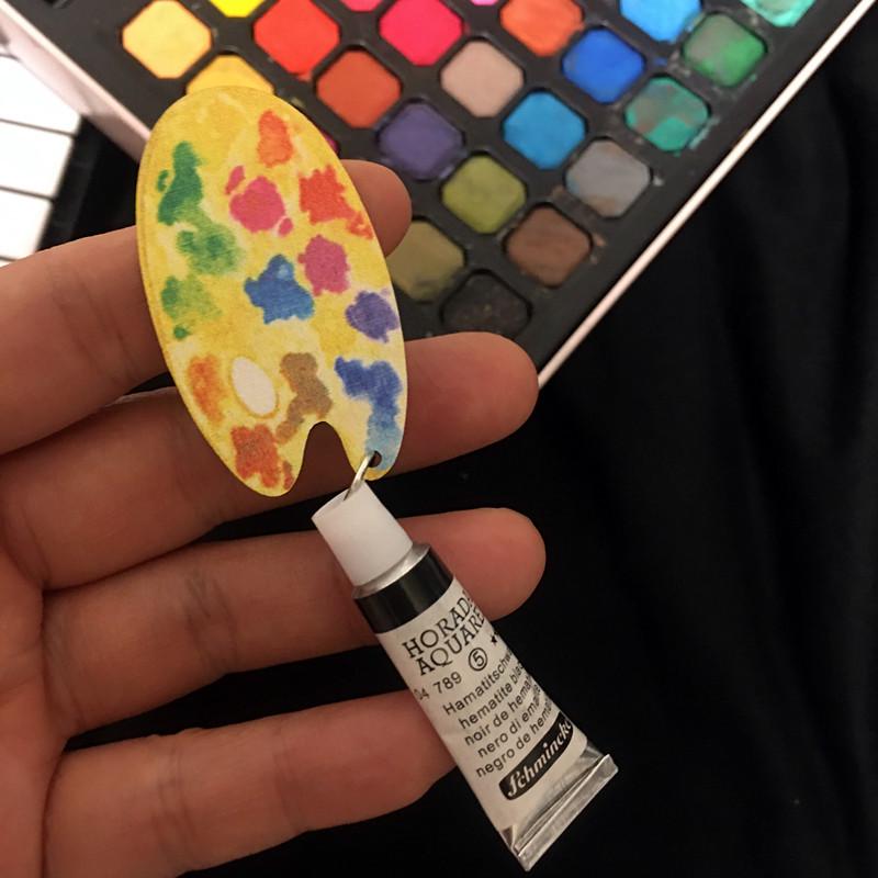 

Художественная брошь в виде палитры акварельных красок — забавный аксессуар ручной работы для студентов чёрный