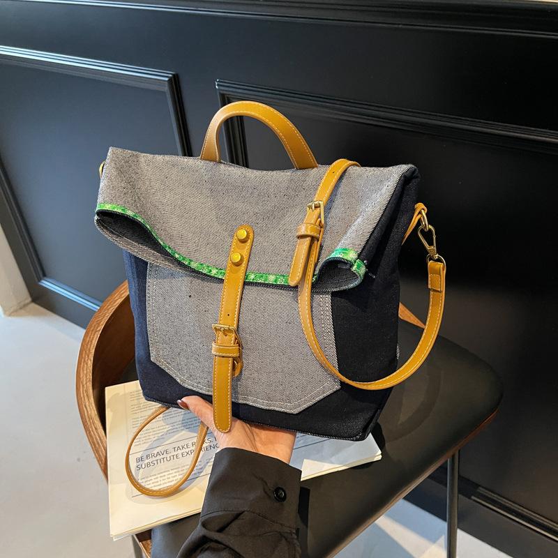 

Niche design contrasting colors denim portable tote bag women s new large-capacity fashionable retro messenger bag серый