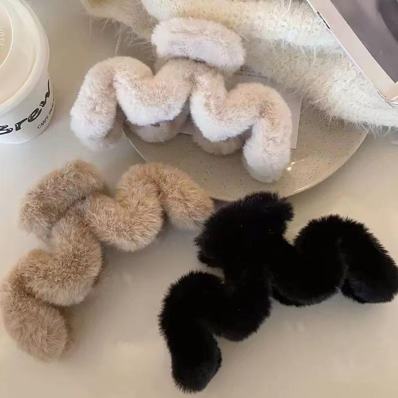 New Winter Faux Fur Hair Claw Elegant Acrylic Hairpins Plush Hair Clip Barrette Crab Headwear for Women Girls Hair Accessories