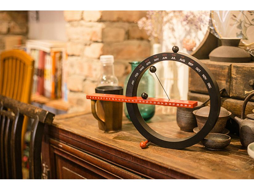 Second-Gen Magnetic Perpetual Calendar & Clock Decor for Desktop