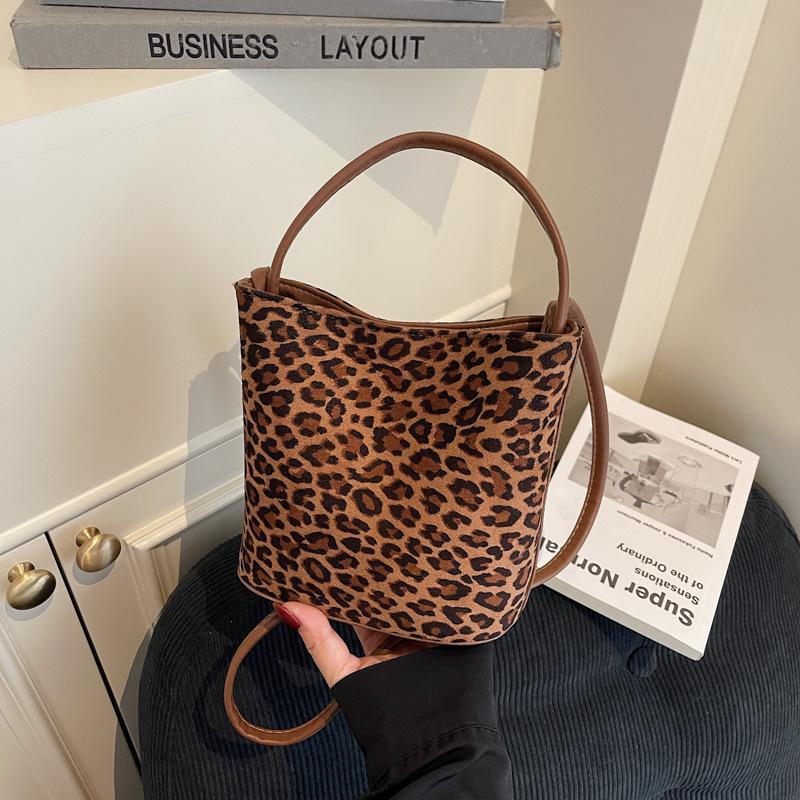 Autumn and Winter New Niche Matte Large-capacity Shoulder Women's Bag Simple and Versatile High-end Bucket Bag