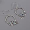 Hohles Kreis-Design mit Blumendekor, synthetische Edelsteine, eingelegte baumelnde Ohrringe, Retro-Böhmischer Stil, zartes weibliches Geschenk