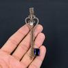 Facettierter blauer Saphir-Edelstein, reiner Kupferdraht, umwickelt, handgefertigter Anhänger, schlüsselförmiger Schmuck