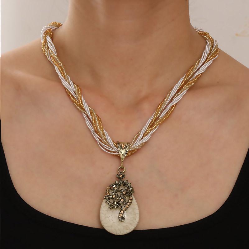 

Богемське Етнічне Квіткове Намисто-Сльозинка бежевий