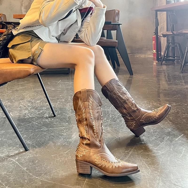 Vernietete Western-Cowboystiefel für Damen, Sommer, Vintage-Stickerei, V-Ausschnitt, spitz zulaufend, braun, dicker Absatz