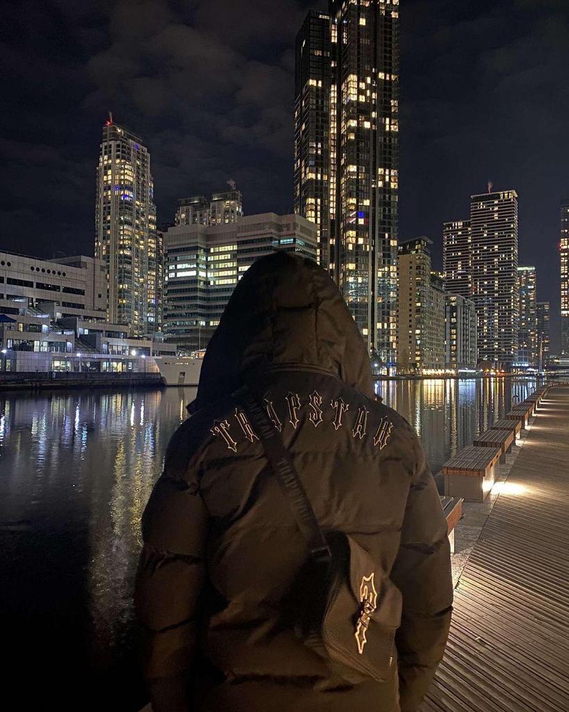 Trapstar Retro Katoenen Jas: Blauwe Letter Borduurwerk, Opstaande Kraag, Koppelstijl Bovenkleding