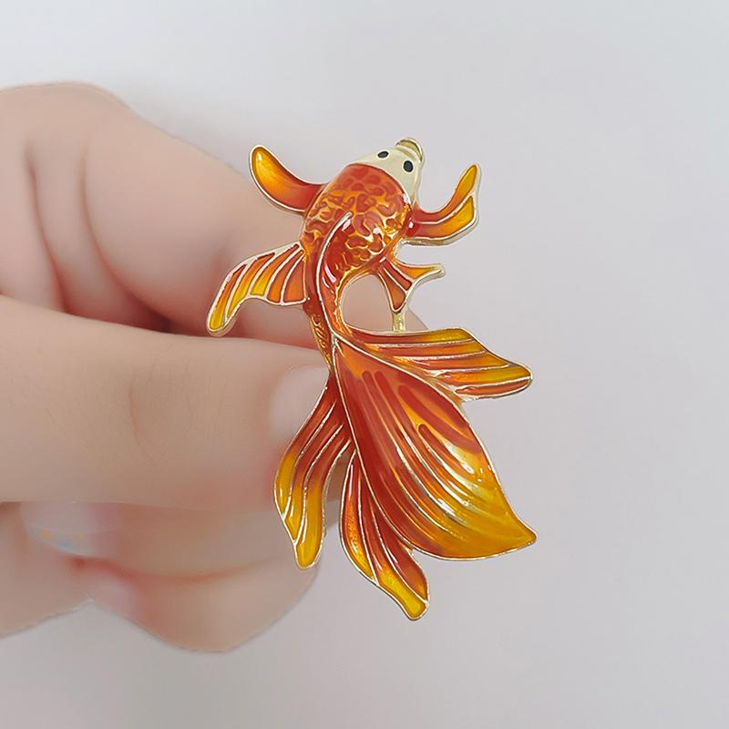 Färgade Glaserade Guldfiskbroscher för Kvinnor Unisex Elegant Oljedroppande Djur Metallbrosch Bankett Smycken Gåvor
