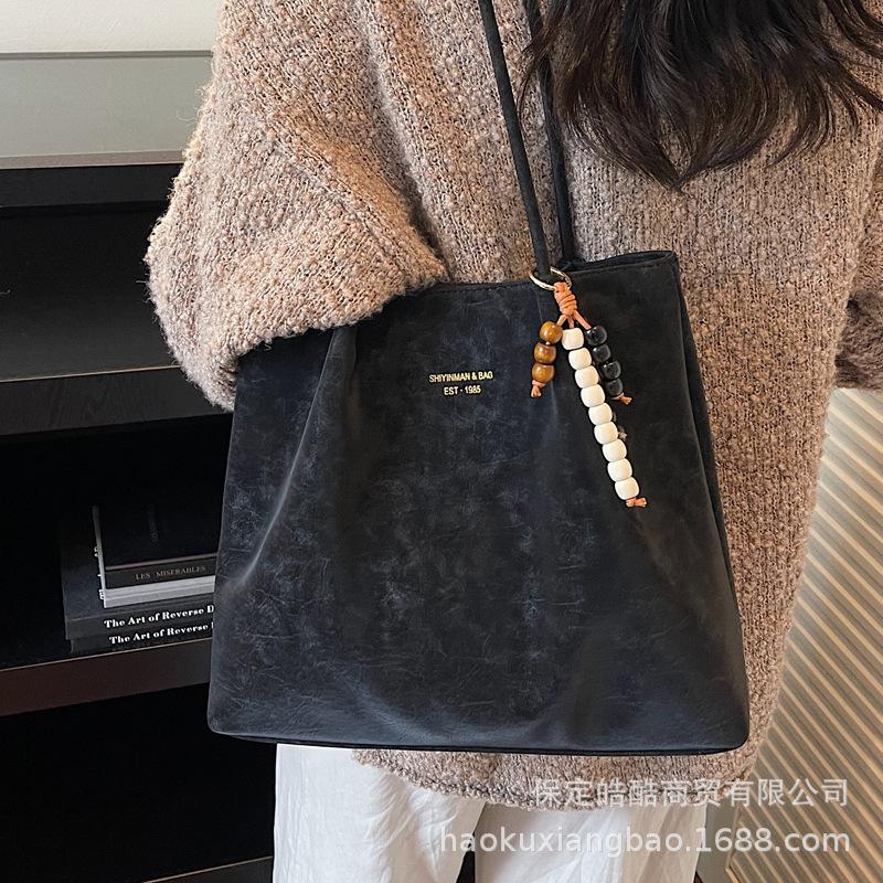 Large-capacity bag women's autumn and winter versatile 2025 new retro texture shoulder bag casual work commuter tote bag