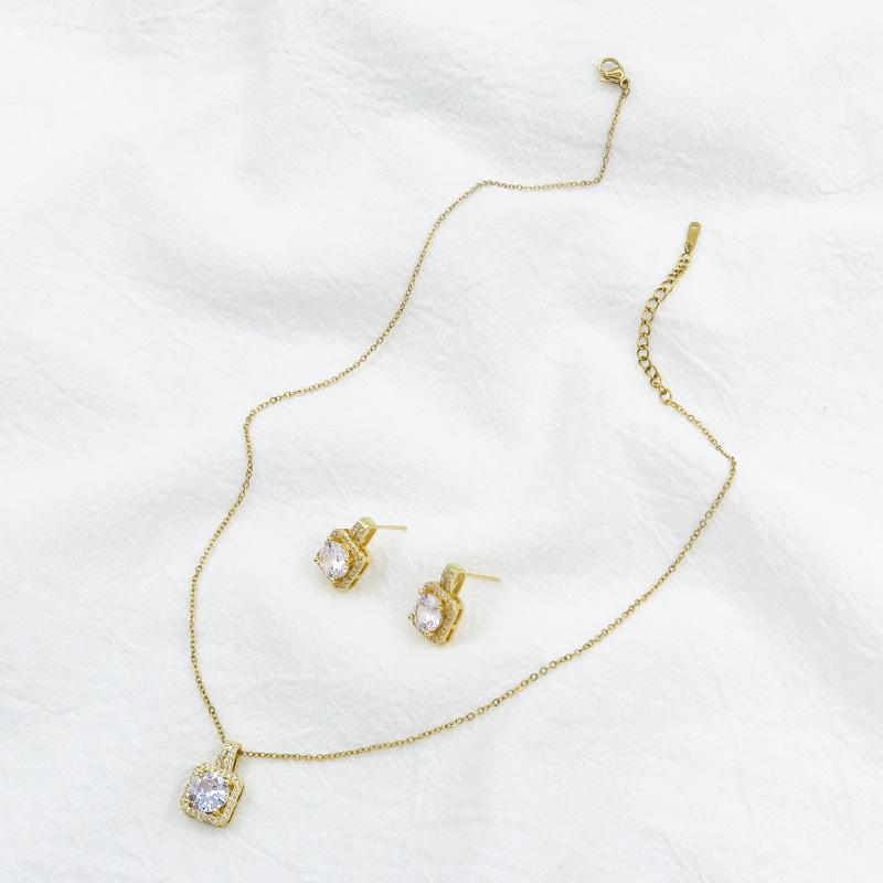 Leichte Luxus-Zirkon-Halskette für Damen mit Nischen-High-End-Temperament-Quadrat-Volldiamant-Ohrring-Set