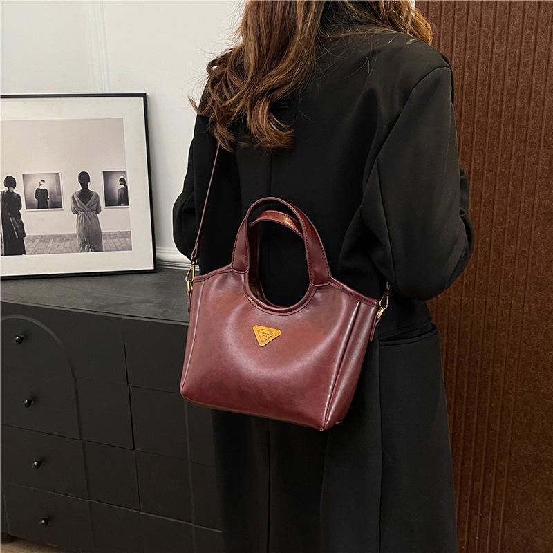Fashion and Casual Versatile Hand Carrying Bucket Bag Women's 2025 Autumn and Winter New Niche Simple High-end Shoulder Messenger Bag