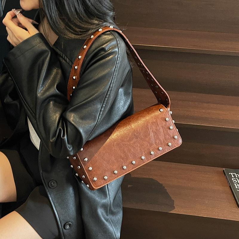 

Vintage handbag women s bag 2025 new autumn underarm bag rivet small square bag fashion shoulder commuter bag коричневый