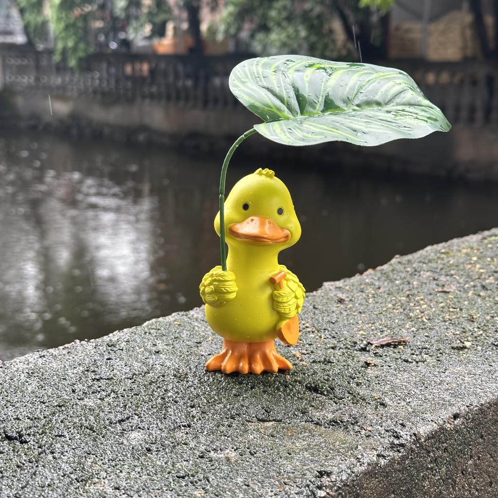 Cute Duck Resin Statue Figurine with Umbrella , Cartoon Style Weather-Resistant Indoor/Outdoor Decor for Halloween, Christmas, Easter, Thanksgiving