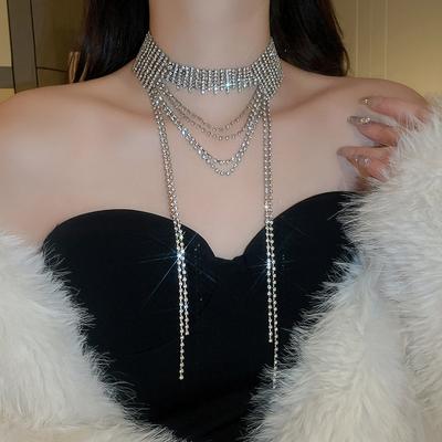 Mit Diamanten besetzte mehrschichtige lange Fransenhalskette. Europäische und amerikanische übertriebene Halskette, elegante, hochsinnige Modepulloverkette
