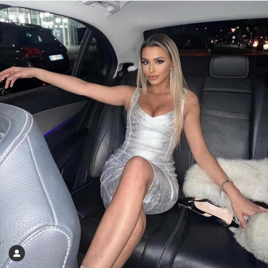 Schickes ärmelloses Gold-Bandagenkleid: Tiefer Ausschnitt, Hüftbetontes Party-Outfit