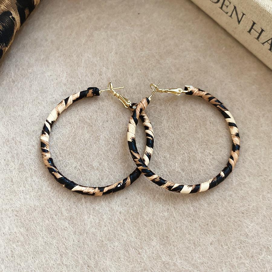 Silver Needle Leopard Print Leather Teardrop Hoop Earrings - Retro High-End Women’s C-Shape.