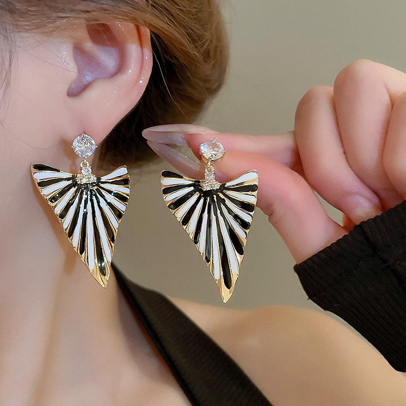 Kolczyki kwiaty wielowarstwowe czarne na srebrnych sztyftach - Eleganckie, wysokiej klasy kolczyki sztyfty o wszechstronnym designie.