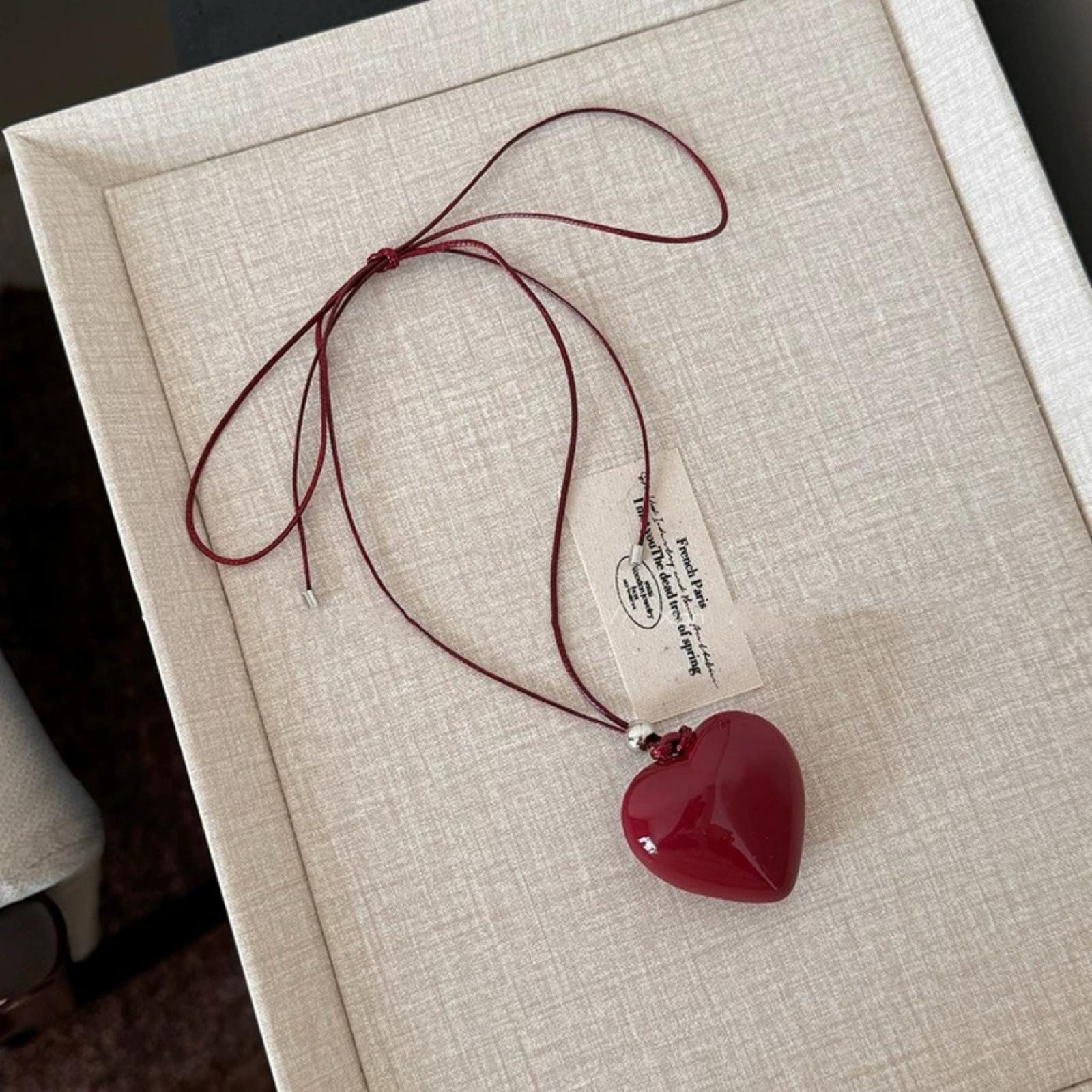 

Long Heart Pendant Necklace for Women 2024 New Minimalist Sweater Chain Adjustable Length Small Niche Collarbone Jewelry Accessory One Size