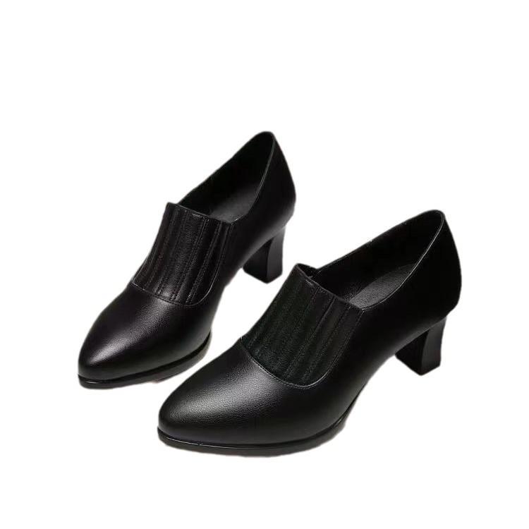 2025 neue weiche Leder weiche Sohle tief ausgeschnittene Einzelchuhe mit Rock Schuhe für Frauen mittleren Alters Frühling und Herbst Mutterschuhe Lederschuhe Damen