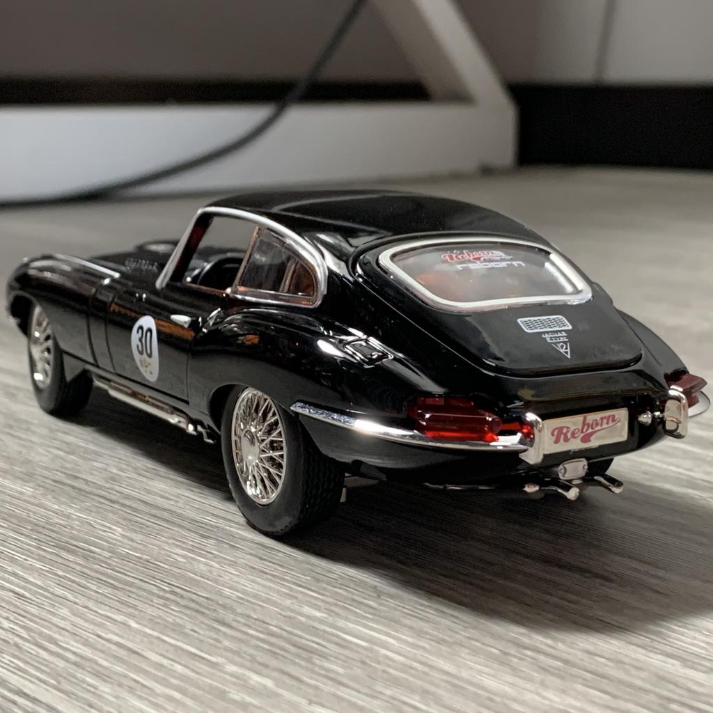 1/24 Jaguar E-Type Diecast Metallmodellauto mit Sound & Licht Perfekte Heimdekoration Schreibtisch-Display-Dekoration Feiertagsgeschenk