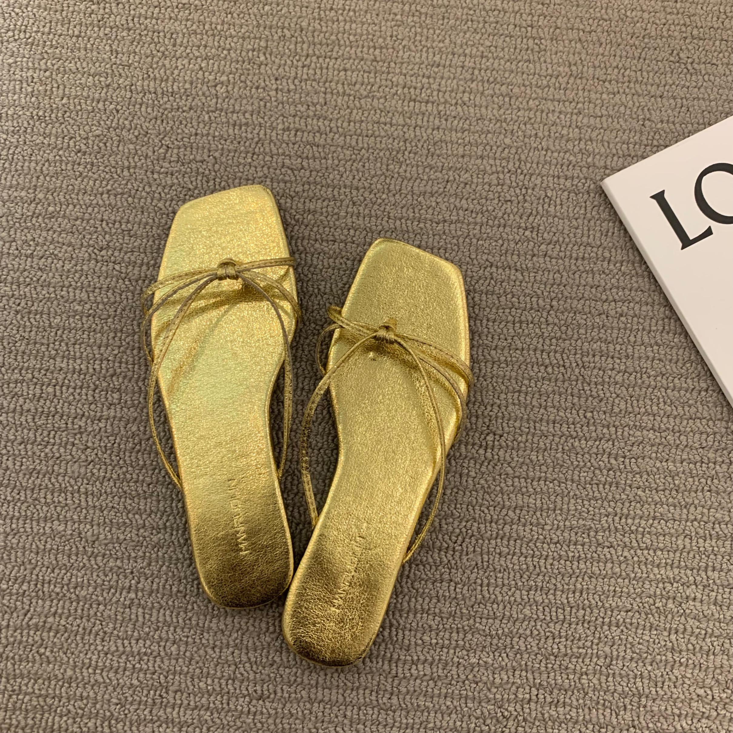 

Мода 2023 года, новые летние женские тапочки, модные узкие слипоны, пляжные шлепанцы на плоской подошве, повседневные мягкие сандалии, шлепанцы Size 35(foot 22.5cm) золотой
