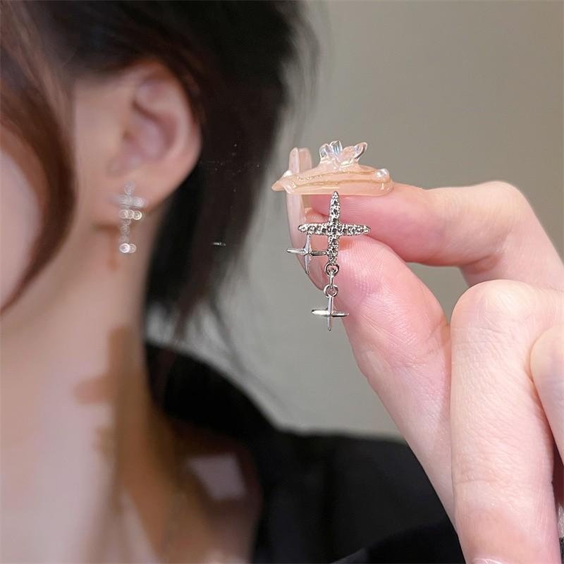 Exquisite Four-Pointed Star Cross Ear Clip Earrings - Light Luxury, Versatile, Niche Design for Women