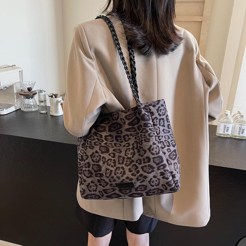 New suede leopard print shoulder bag fashionable and casual large-capacity shoulder bag women's commuter portable tote bag