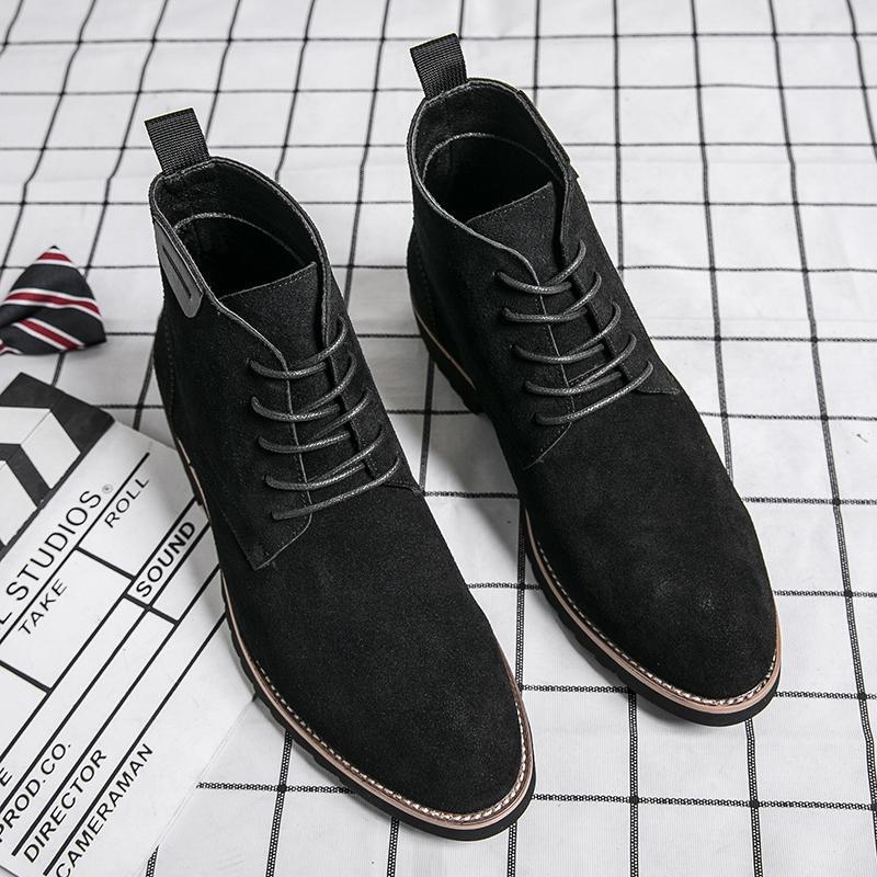 

Большой размер средние и высокие замшевые кожаные туфли размер 38-46 осень и зима новые британские 2025 модные мужские короткие ботинки мужчины 45