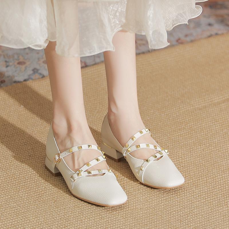 

Туфли женские осенние новые односложные черные мягкие кожаные заклепки неглубокие одинарные туфли плоские туфли 39