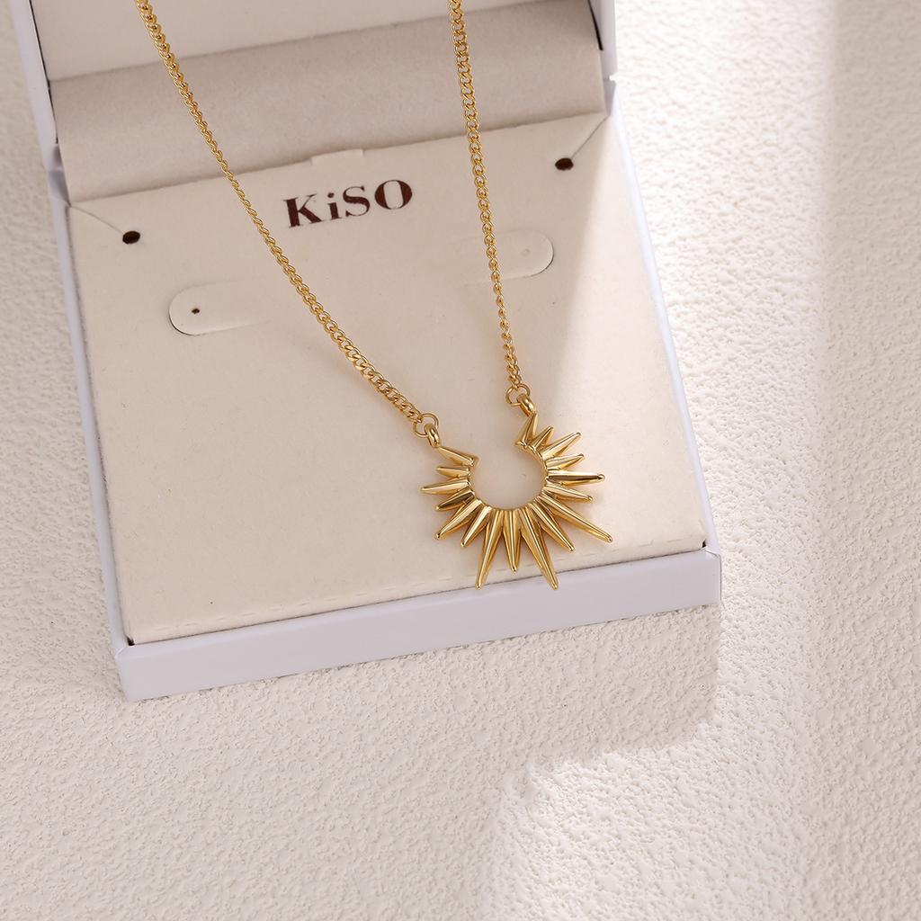 Popular retro sunflower gold-plated necklace niche design light luxury stainless steel fan-shaped collarbone chain pendant