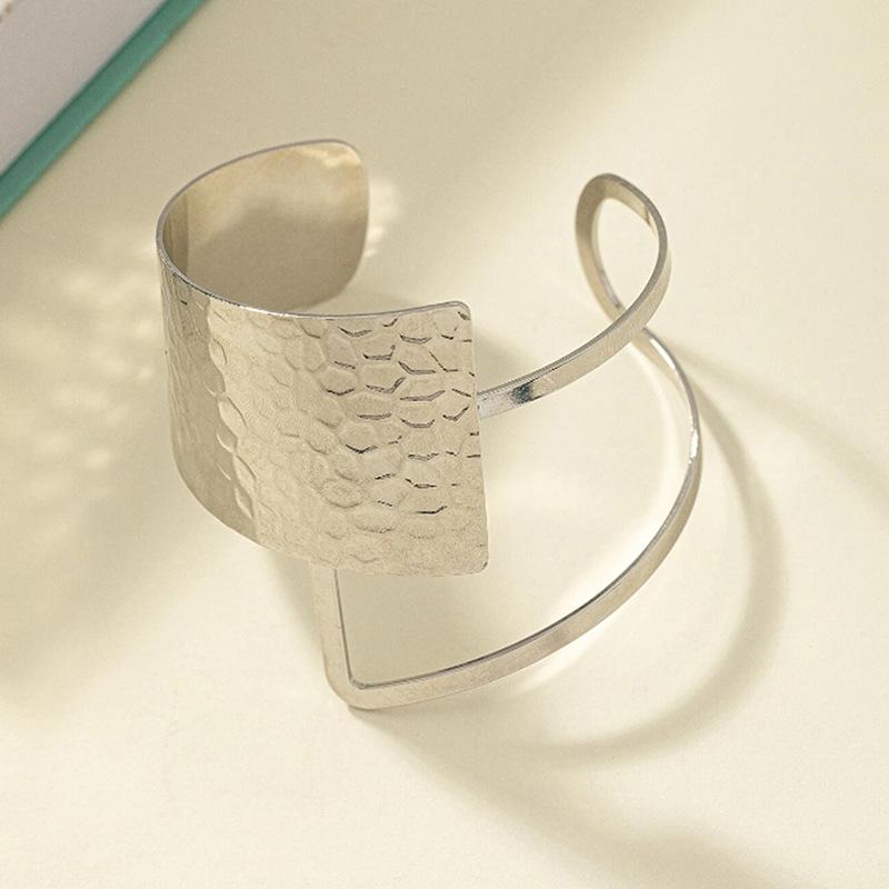 Chic European & American Style Metal Adjustable Bracelet - High-End, Elegant Design for Women