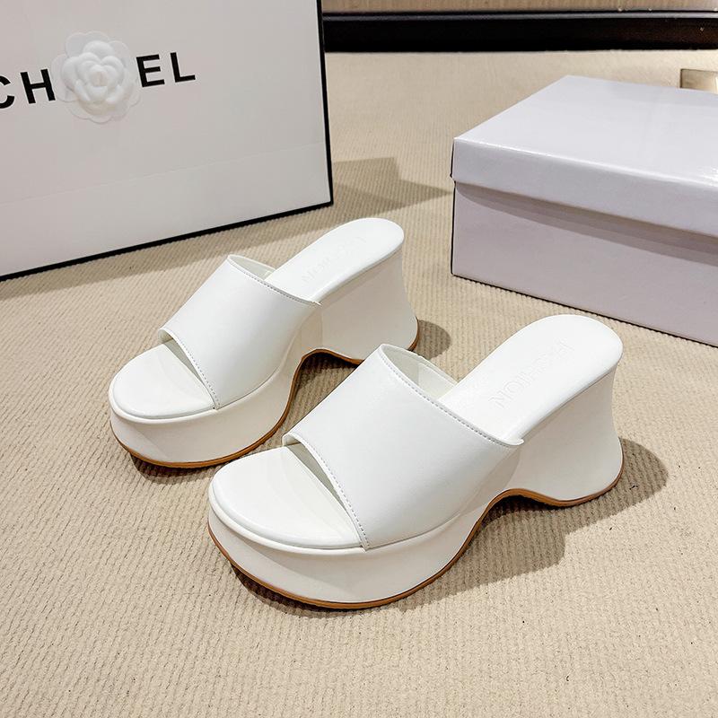 2025 summer French niche thick-soled one-word slippers new fashionable outer wear high-heeled high-heeled cool slippers