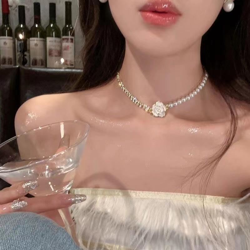 Real gold electroplated pearl and diamond-inlaid floral necklace, niche, fashionable, versatile collarbone chain, elegant and high-end accessory